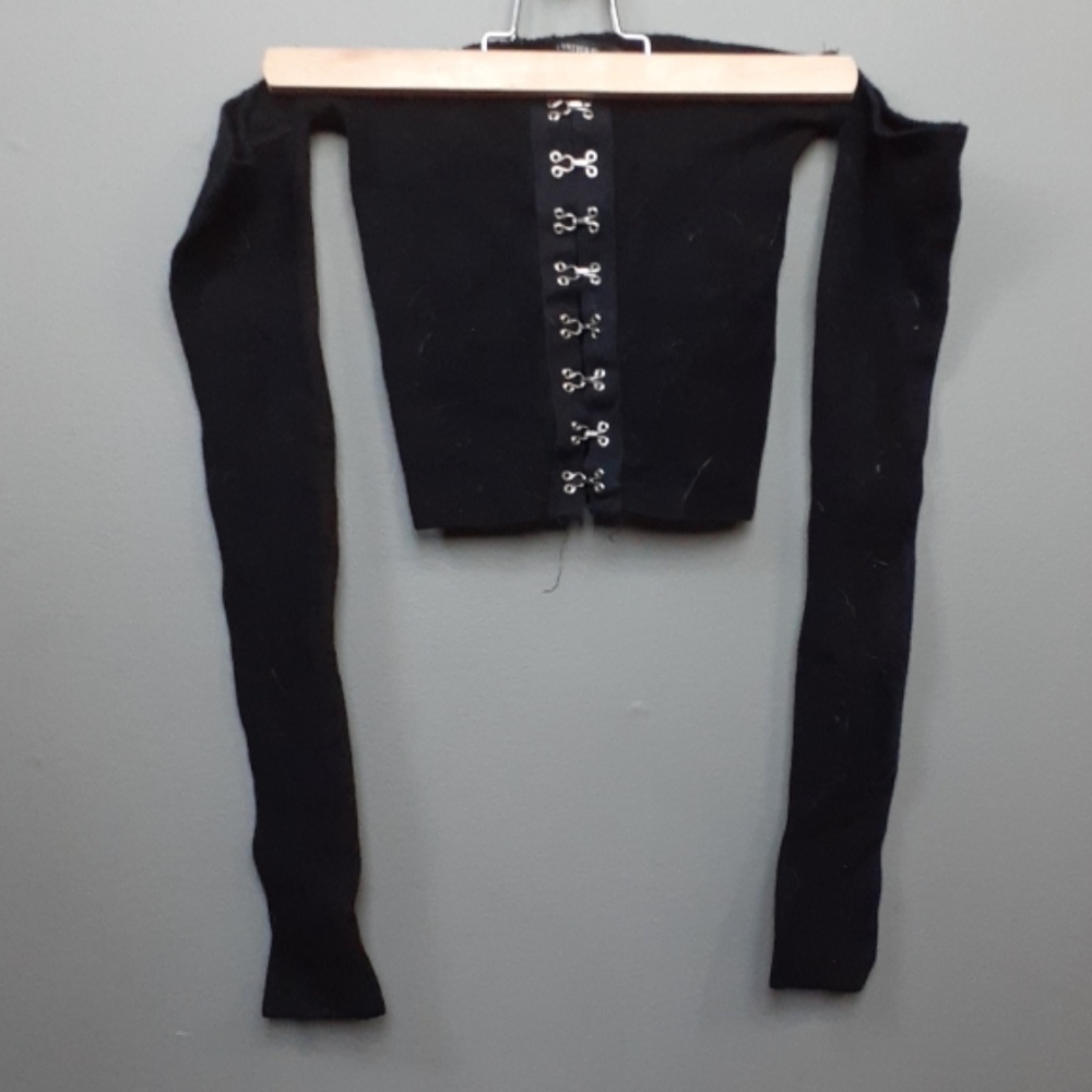 Off shoulder long sleeve crop top